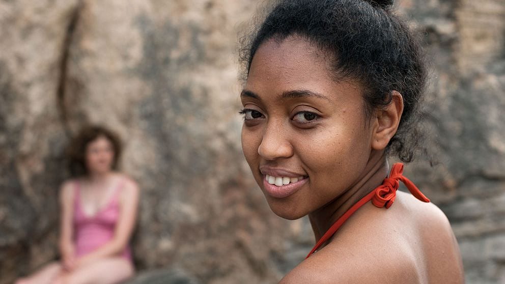 Une femme sourit à la caméra