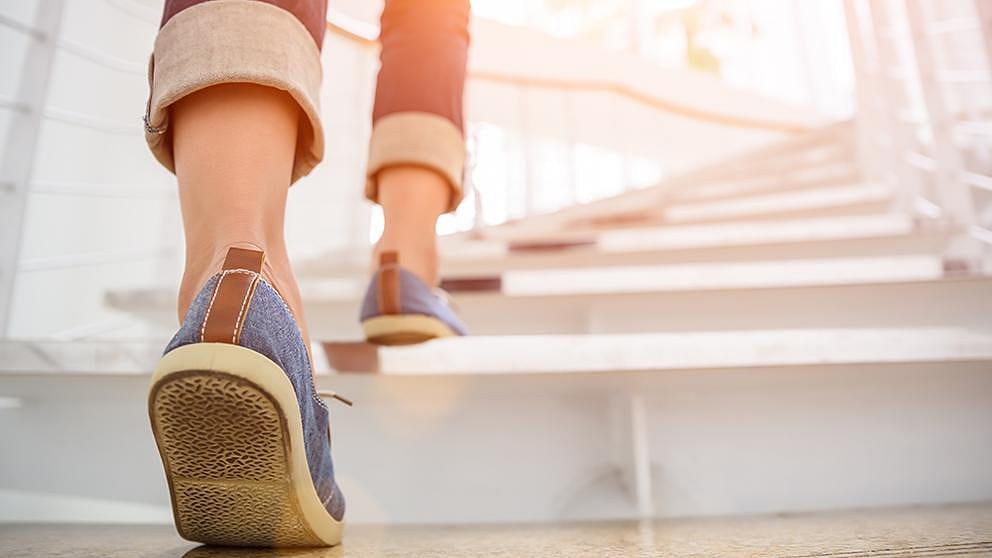 Eine Person geht die Treppe rauf
