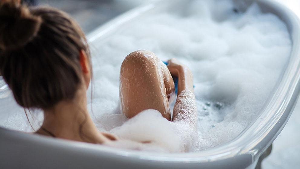 Frau beim baden