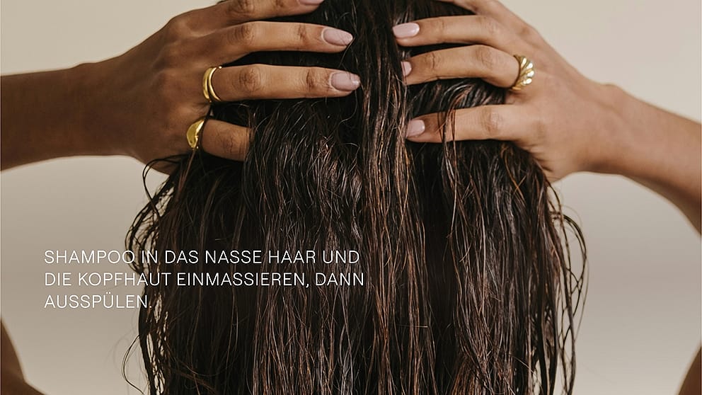 Frau von hinten am Haare waschen