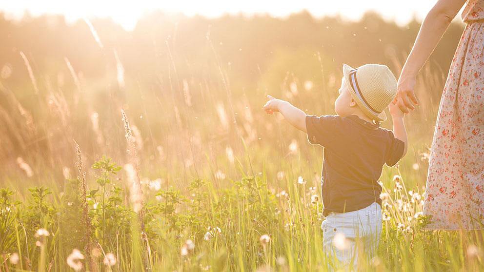 Mère et enfant se promenant dans la nature
