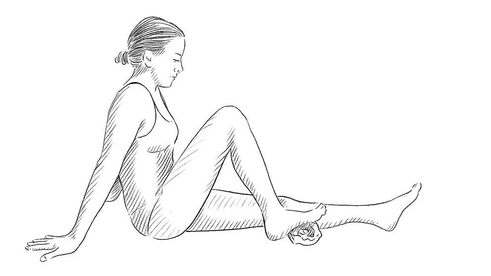 Illustration Frau am Boden sitzend, Fuss dicht am Körper