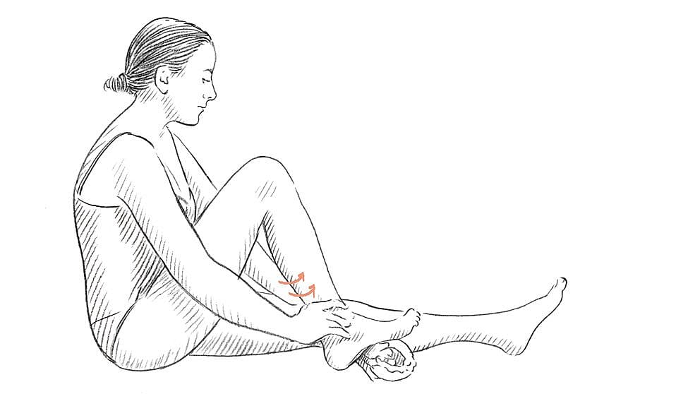 Illustration Frau reibt sich über die Achillessehne