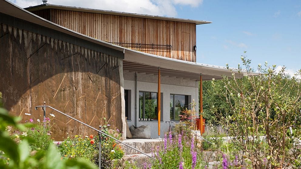 Bâtiment dans le jardin de plantes médicinales Weleda
