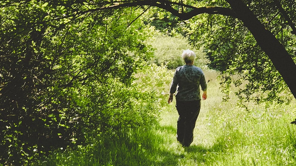 Frau spaziert im Wald