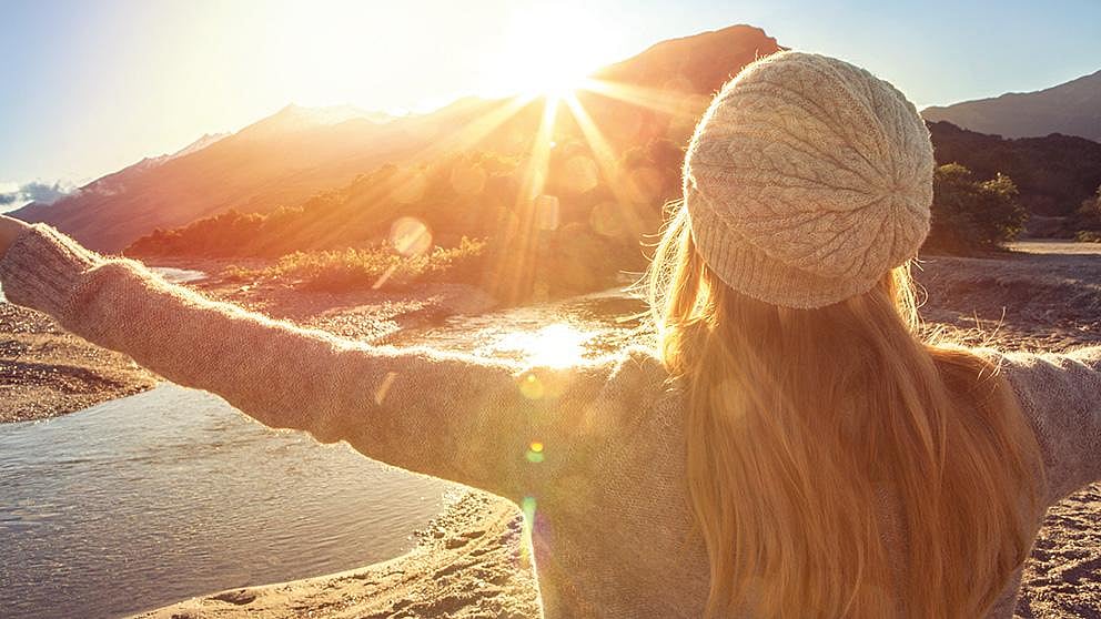 Femme au coucher du soleil