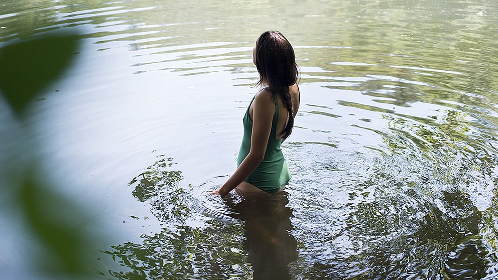 femme dans une lac