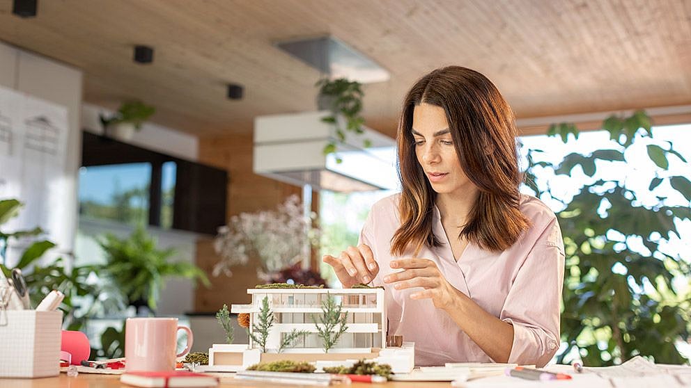 Une femme en train de bricoler à la table