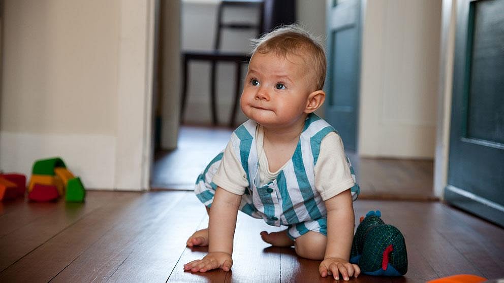 Entre 12 et 18 mois, Bébé apprend à marcher.