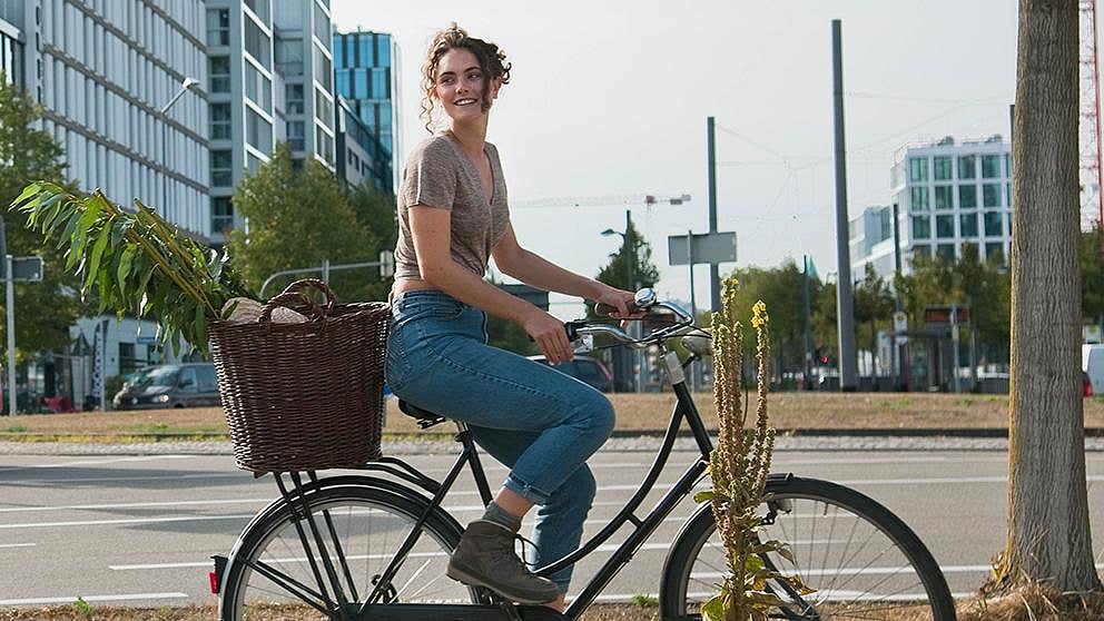 Frau fährt mit dem Velo