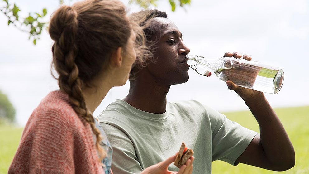 La femme est un sandwich, l'homme boit de l'eau