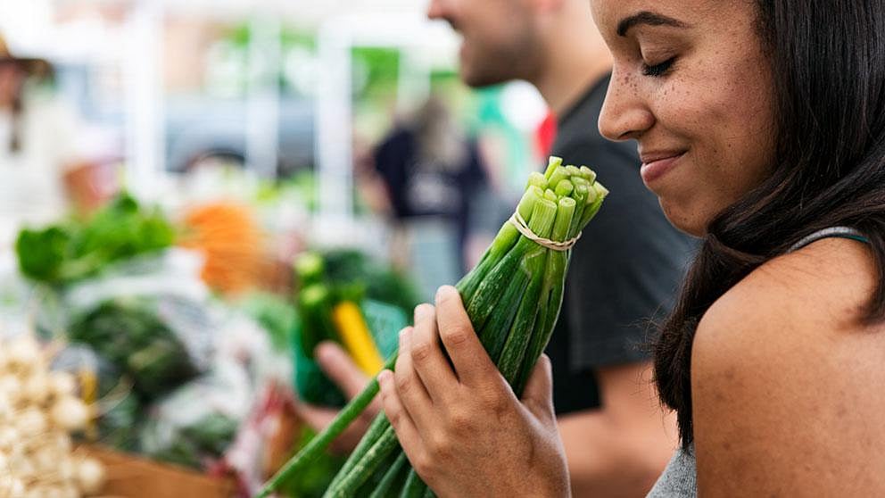 Frau im Supermarkt beim Gemüse