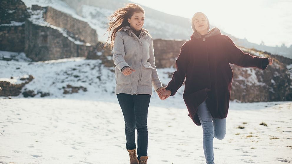 Zwei Frauen im Winter in den Bergen beim spazieren