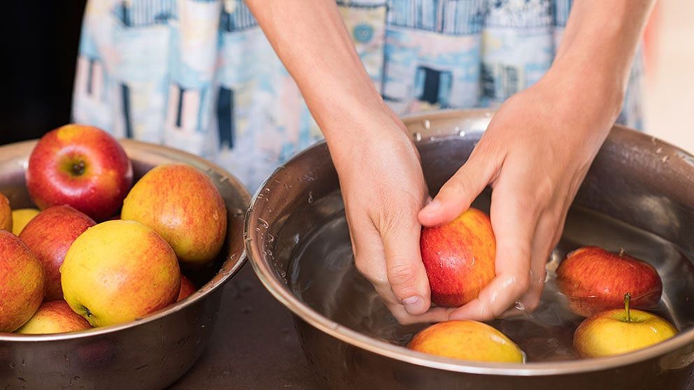 Femme lavant des pommes