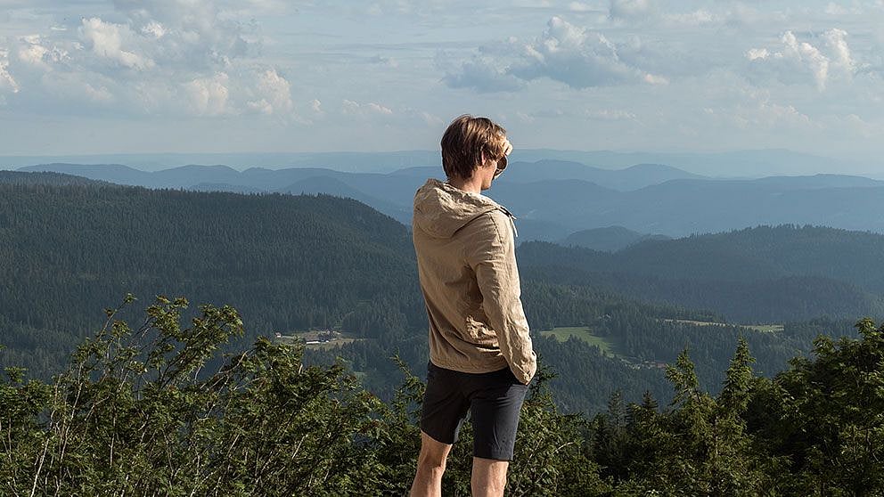 Un homme profite de la vue dans les montagnes